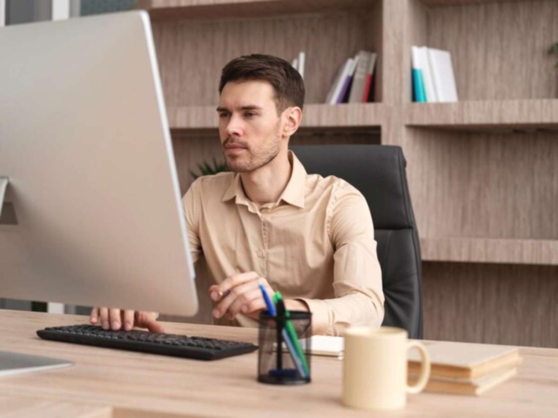 Estudiante revisando contenido de periodismo deportivo en pantalla